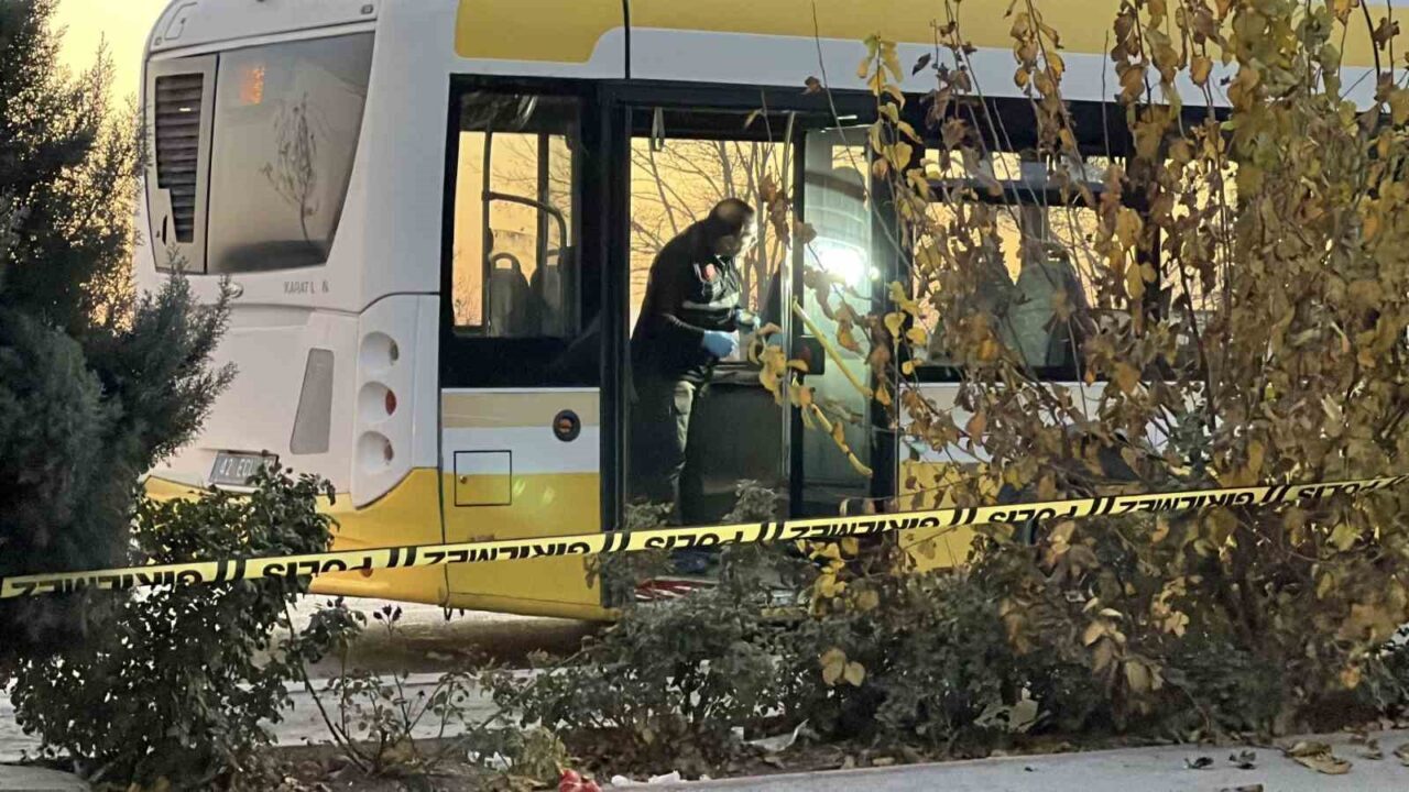 Konya’da Belediye Otobüsünde ‘Yan Bakma’ Nedeniyle Bıçaklama Olayı: Şüpheli Yakalandı