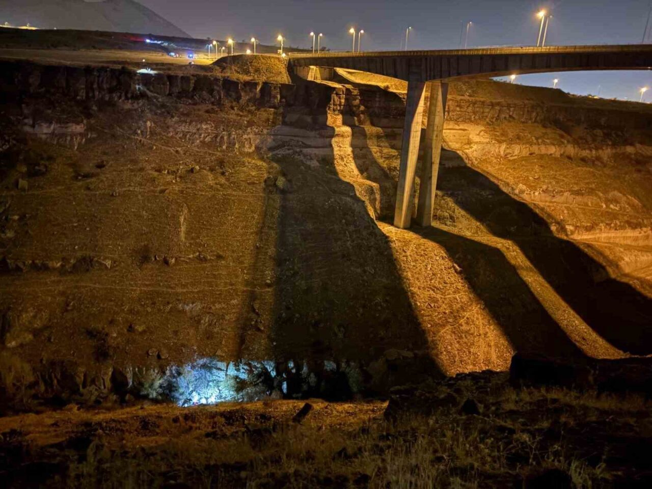 Kayseri'nin Talas ilçesindeki Derevenk Viyadüğü yakınlarında bir otomobil, 200 metrelik