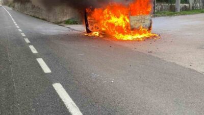 Bursa'nın İnegöl ilçesinde E.S. (61) yönetimindeki otomobil, motor kısmından duman