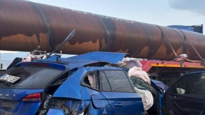 Hatay'ın Belen ilçesinde bir otomobil, demir boru yüklü tırla çarpışarak