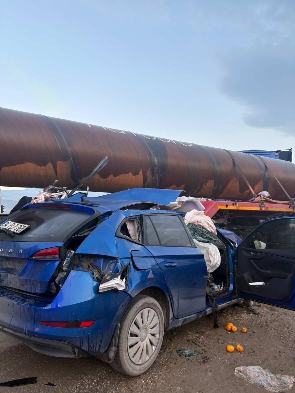 Hatay'ın Belen ilçesinde bir otomobil, demir boru yüklü tırla çarpışarak
