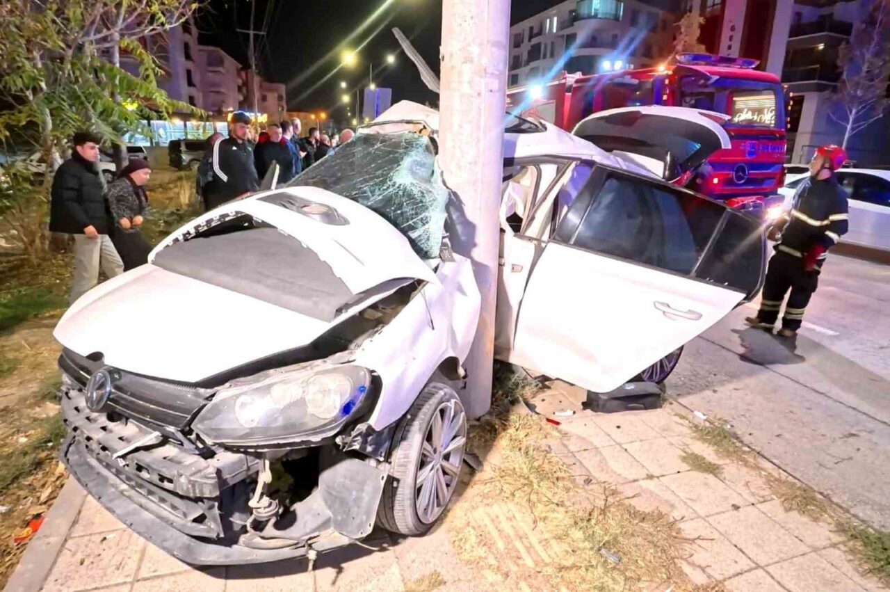 Aksaray'da Oktay K. (21) yönetimindeki otomobil, direksiyon hakimiyetinin kaybolması sonucu