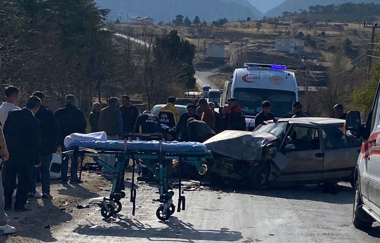 Konya'nın Derebucak ilçesinde M.T. yönetimindeki hafif ticari araç, T.Y. idaresindeki