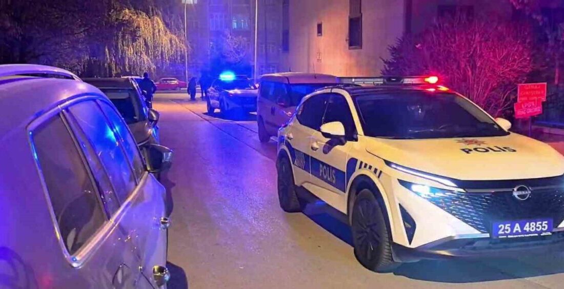 Erzurum'un Yakutiye ilçesinde bir bıçaklı kavga sonucunda 3 kişi yaralandı.