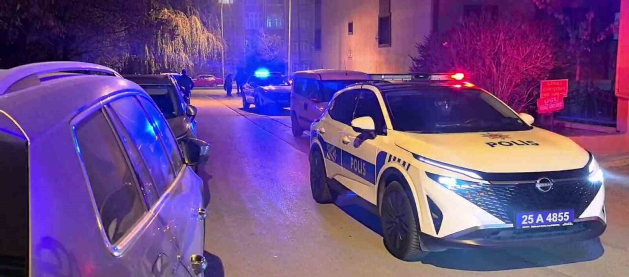 Erzurum'un Yakutiye ilçesinde bir bıçaklı kavga sonucunda 3 kişi yaralandı.