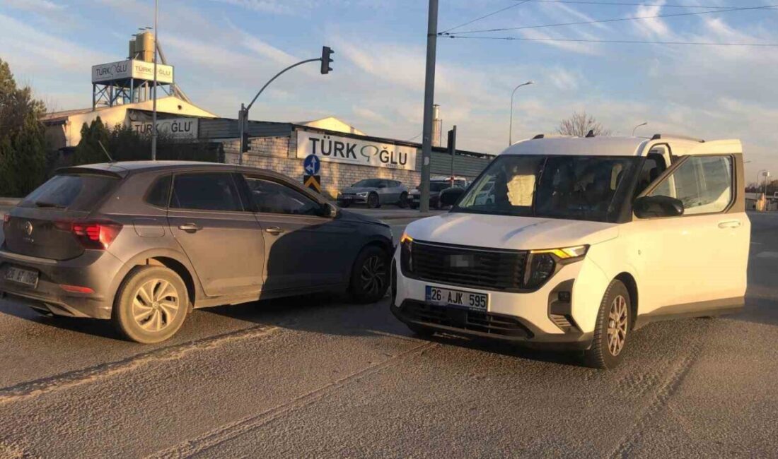 Eskişehir’de Otomobil ve Hafif Ticari Araç Çarpıştı, 6 Kişi Yaralandı Eskişehir'de bir otomobil ile hafif ticari aracın çarpışması sonucu 1'i