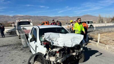 Niğde-Kayseri karayolunda bir otomobil ile kamyonun çarpışması sonucu 19 yaşındaki