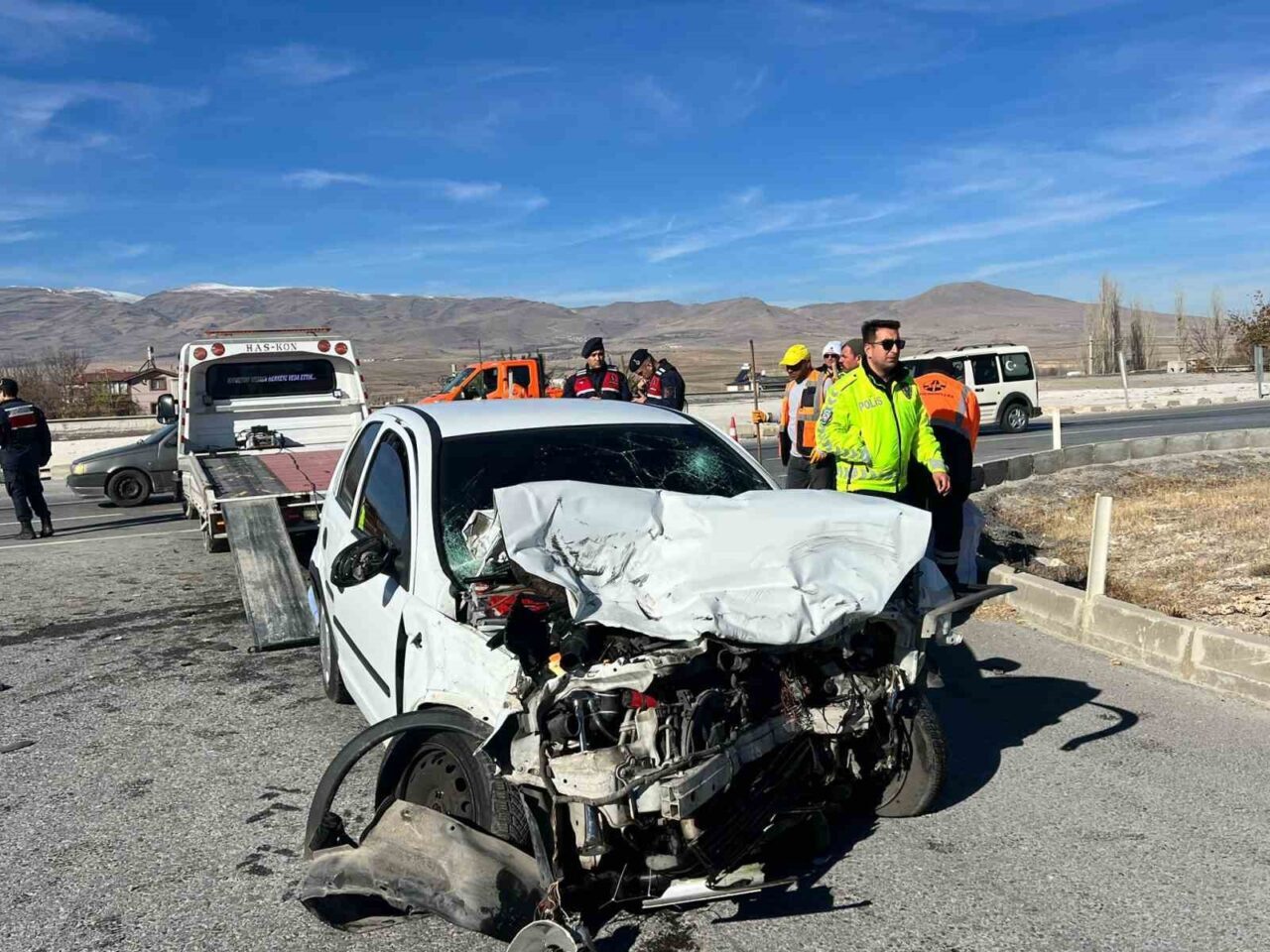 Niğde-Kayseri Karayolunda Otomobil ve Kamyon Çarpıştı: 1 Yaralı Hastaneye Kaldırıldı