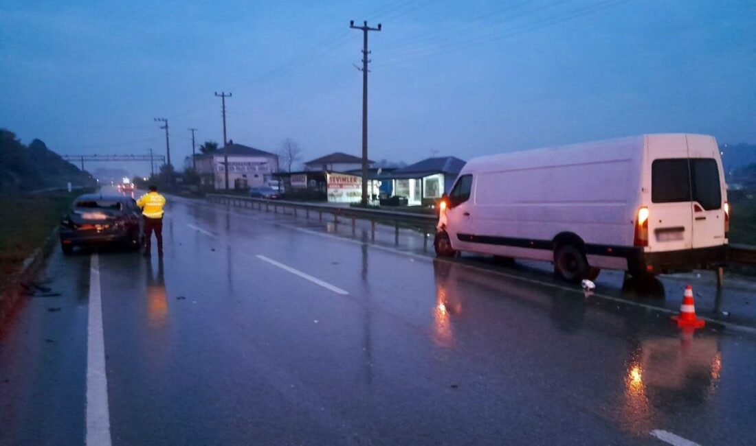 Sakarya'nın Karasu ilçesinde otomobil ile minibüsün çarpışması sonucu 4 kişi