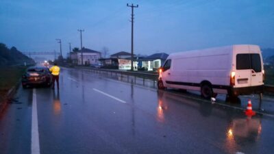 Sakarya'nın Karasu ilçesinde otomobil ile minibüsün çarpışması sonucu 4 kişi