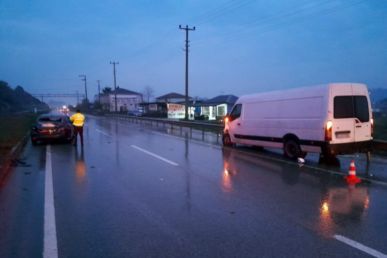 Karasu’da otomobil ve minibüsün çarpışması sonucu 4 kişi yaralandı