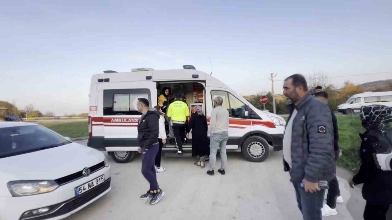 Sakarya'nın Kaynarca ilçesindeki Güven Mahallesi'nde otomobil ile motosikletin çarpışması sonucu