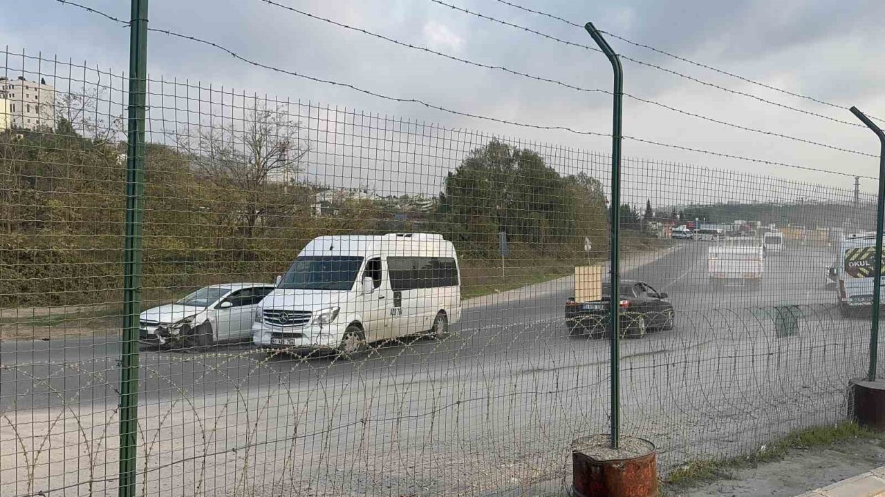 Kocaeli'nin Gebze ilçesinde, Volkswagen marka bir otomobil okul servisi ile