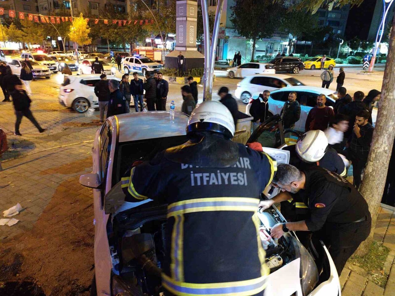 Diyarbakır'ın Ergani ilçesinde bir otomobil, sürücüsünün direksiyon hakimiyetini kaybetmesi sonucu