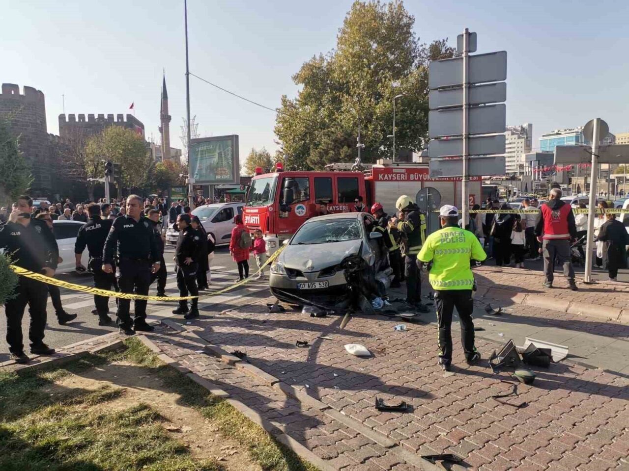 Kayseri Cumhuriyet Meydanı'nda bir otomobil, ışıkta bekleyen yayaların arasına girerek