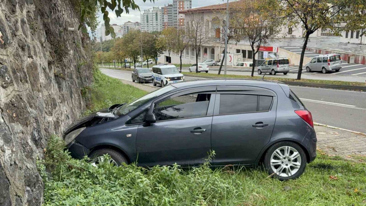 Samsun'da futbolcu Reşit Batıkan Akbulut (23), idmana giderken kullandığı otomobilin