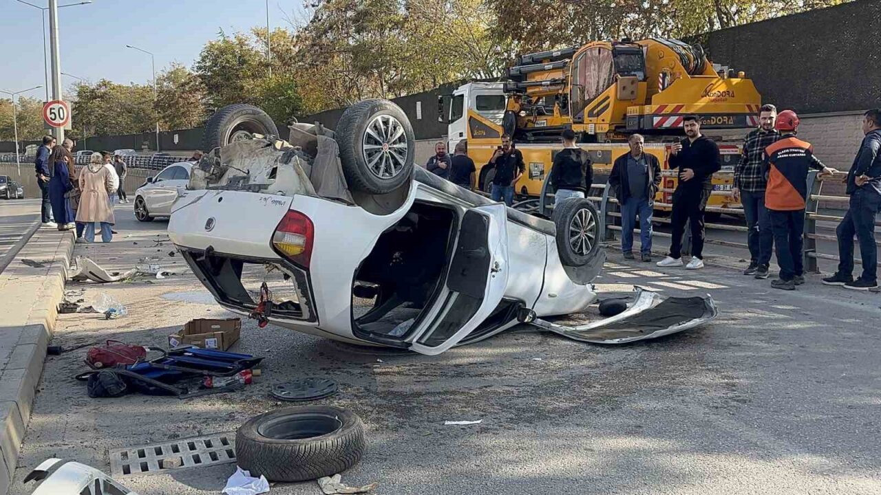 Elazığ'da Atatürk Bulvarı'nda meydana gelen kazada, sürücüsünün kontrolünü kaybetmesi sonucu
