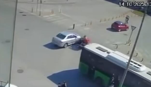 Denizli'nin Pamukkale ilçesinde, kontrolsüz bir şekilde kavşağa giren otomobil, motosikletten