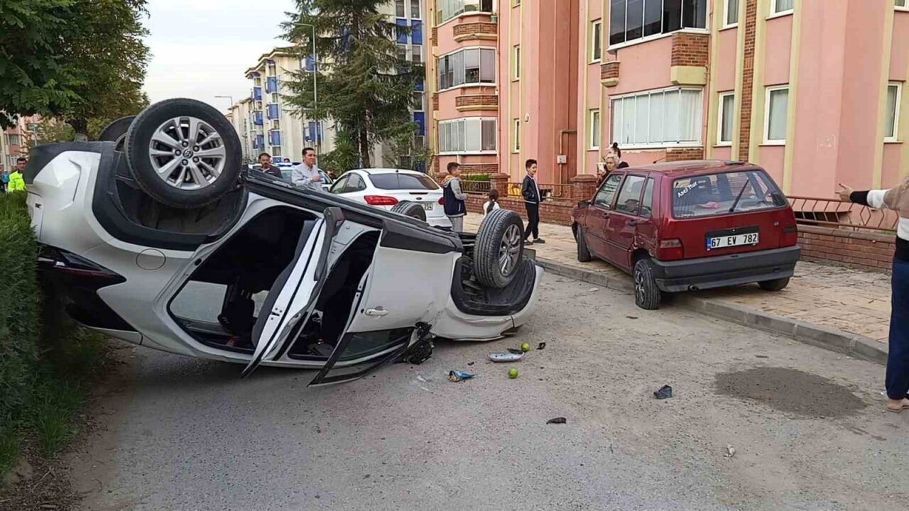 Zonguldak'ın Çaycuma ilçesinde K.O. yönetimindeki otomobil, park halindeki S.A.'ya ait