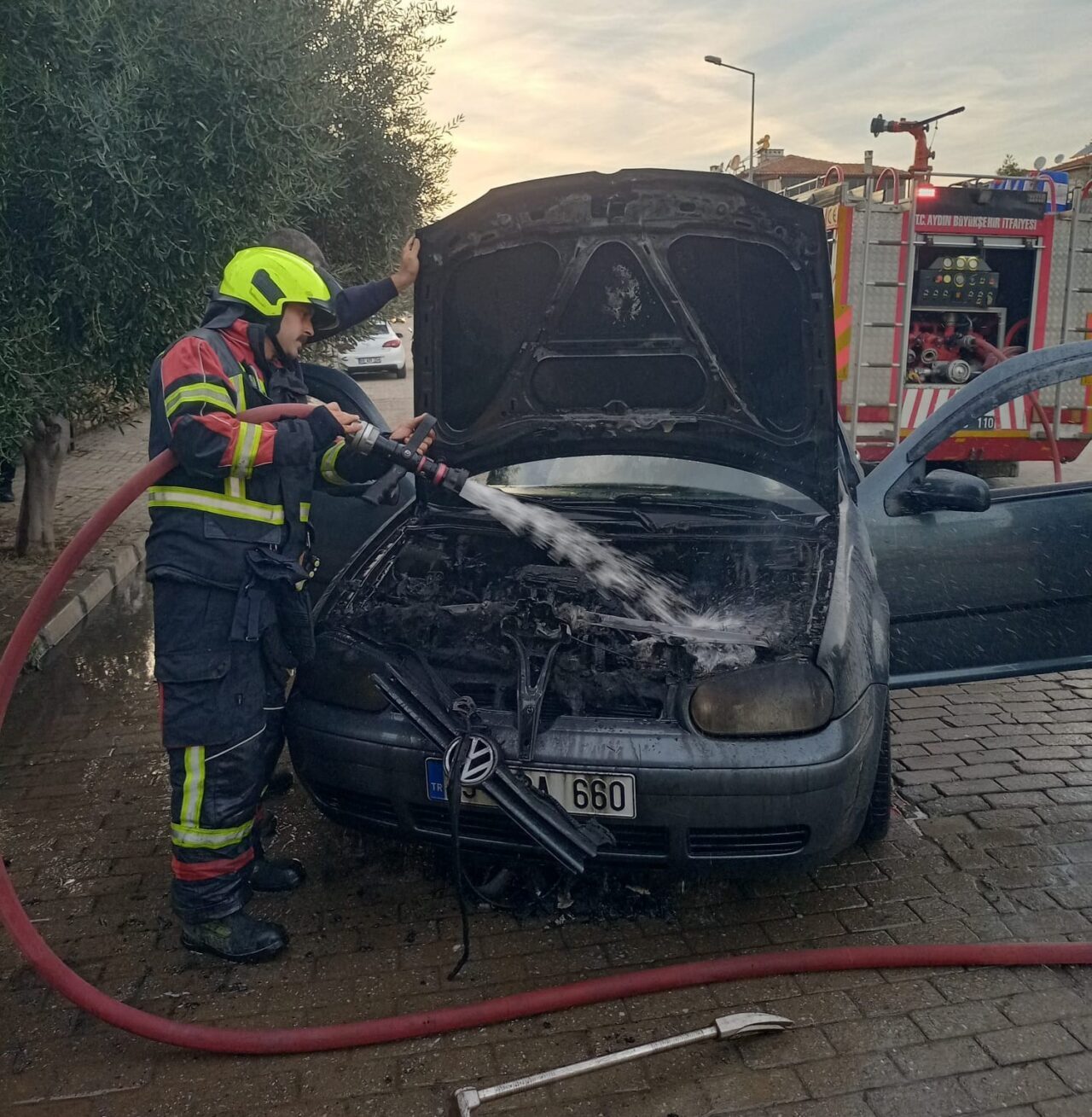 Aydın'da Efeler ilçesinde bir otomobil seyir halindeyken motor kısmında başlayan