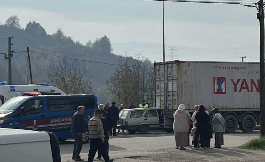Zonguldak-Düzce yolunda park halindeki tıra çarpan otomobildeki iki kişi hastaneye kaldırıldı
