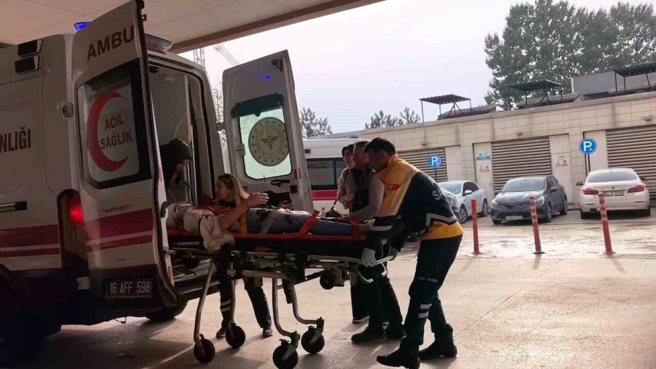 Bursa'nın İnegöl ilçesinde tırla çarpışan otomobilde 1'i ağır 3 kişi