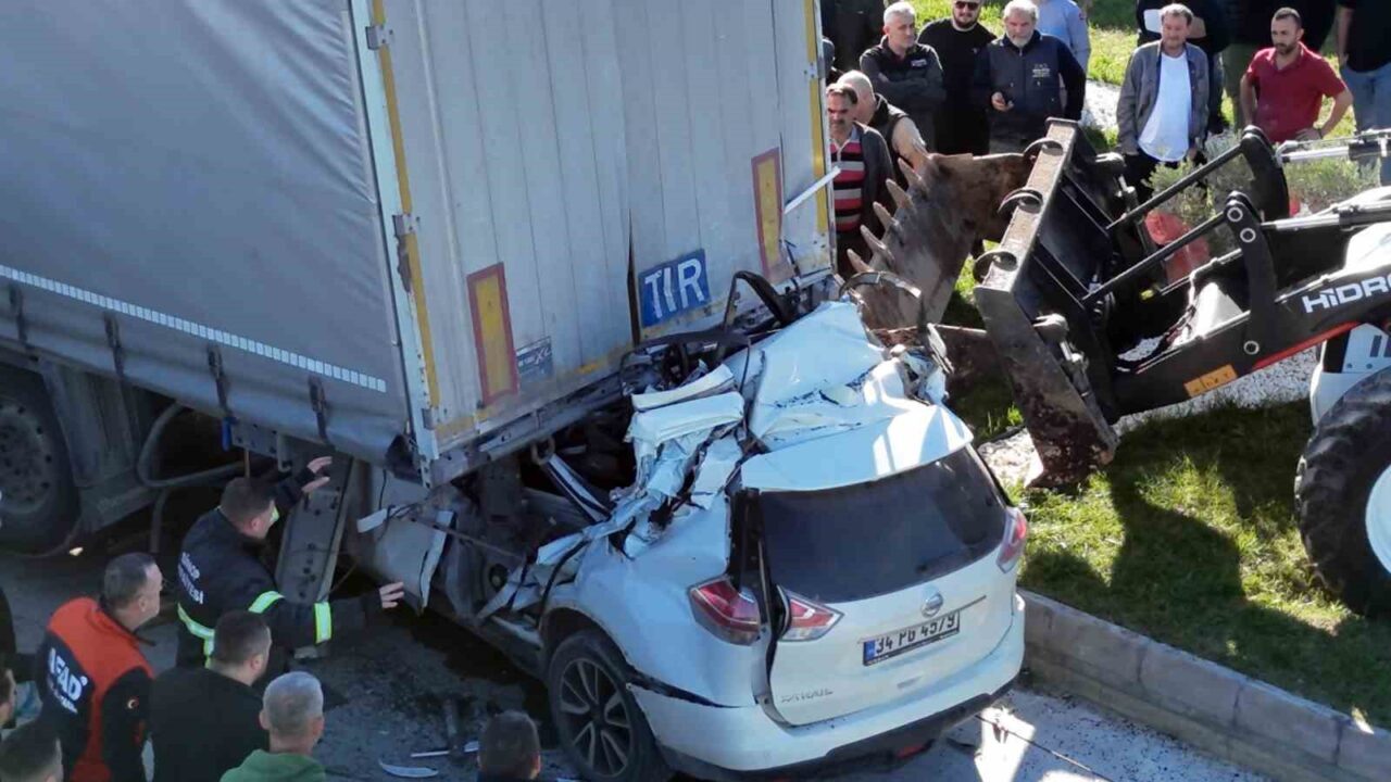 Sinop’ta Tıra Arkadan Çarpan Otomobilin Sürücüsü Hayatını Kaybetti