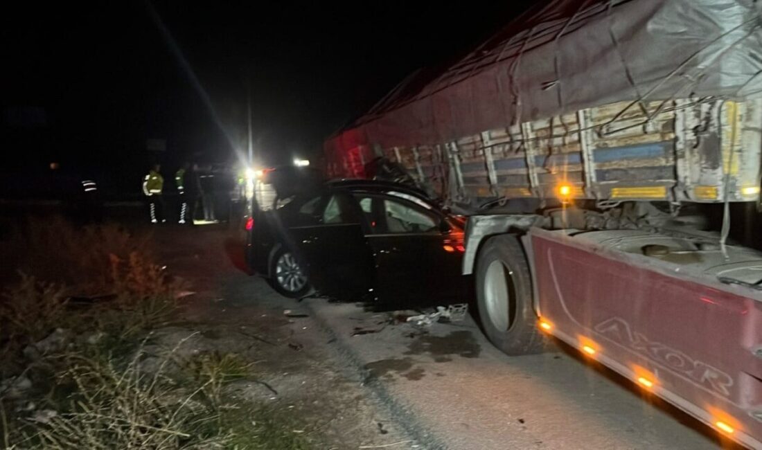 Afyonkarahisar’da Otomobil ve Tır Çarpıştı: 2 Ölü, 2 Yaralı Afyonkarahisar'da otomobil ve tır arasında meydana gelen kazada B.A. ve