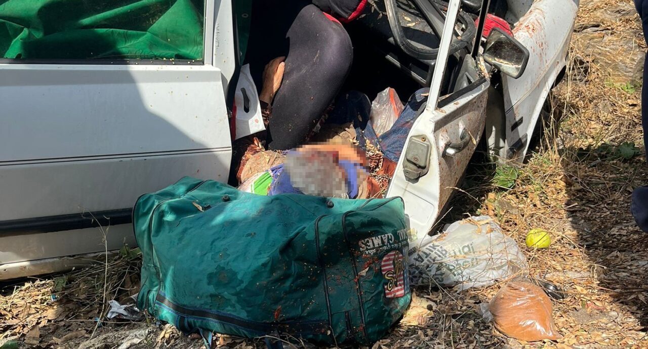 Manisa'nın Kula ilçesinde, 75 yaşındaki Ahmet Özen'in kontrolündeki otomobil, direksiyon