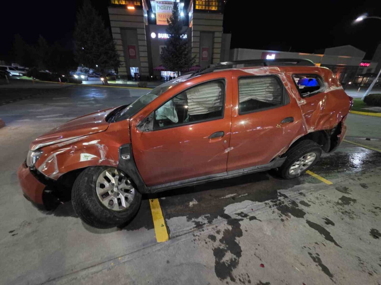 Bilecik’te trafik kazası: Otomobil bariyerlere çarptı, 2 yaralı