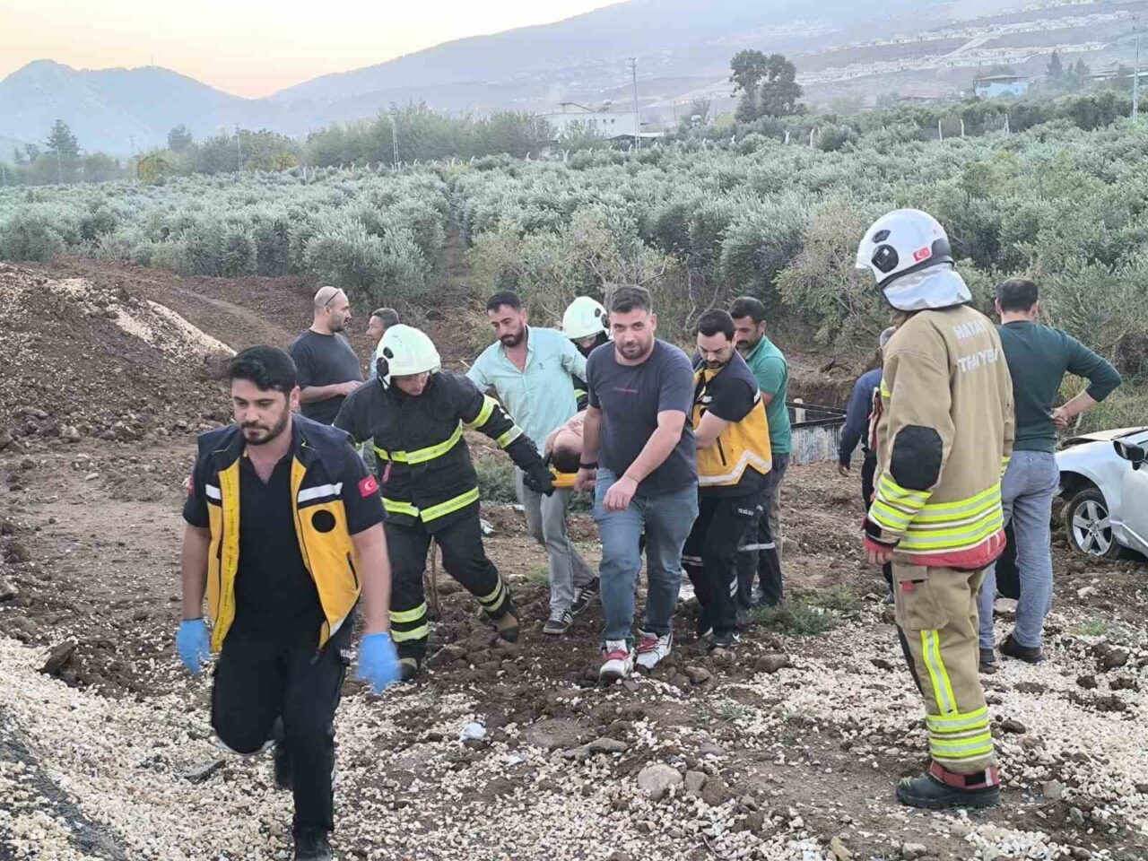 Hatay'ın Kırıkhan ilçesinde bir otomobil, sürücüsünün kontrolü kaybetmesi sonucu zeytin