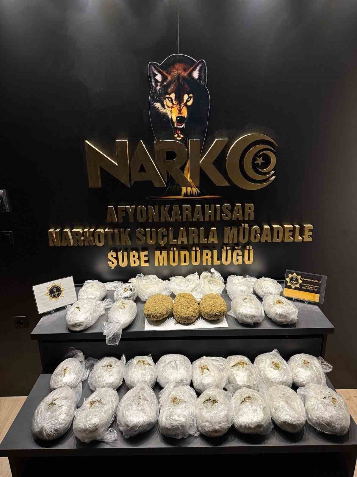 Afyonkarahisar'da polis, düzenlediği operasyonda bir araçta 11 kilo 500 gram