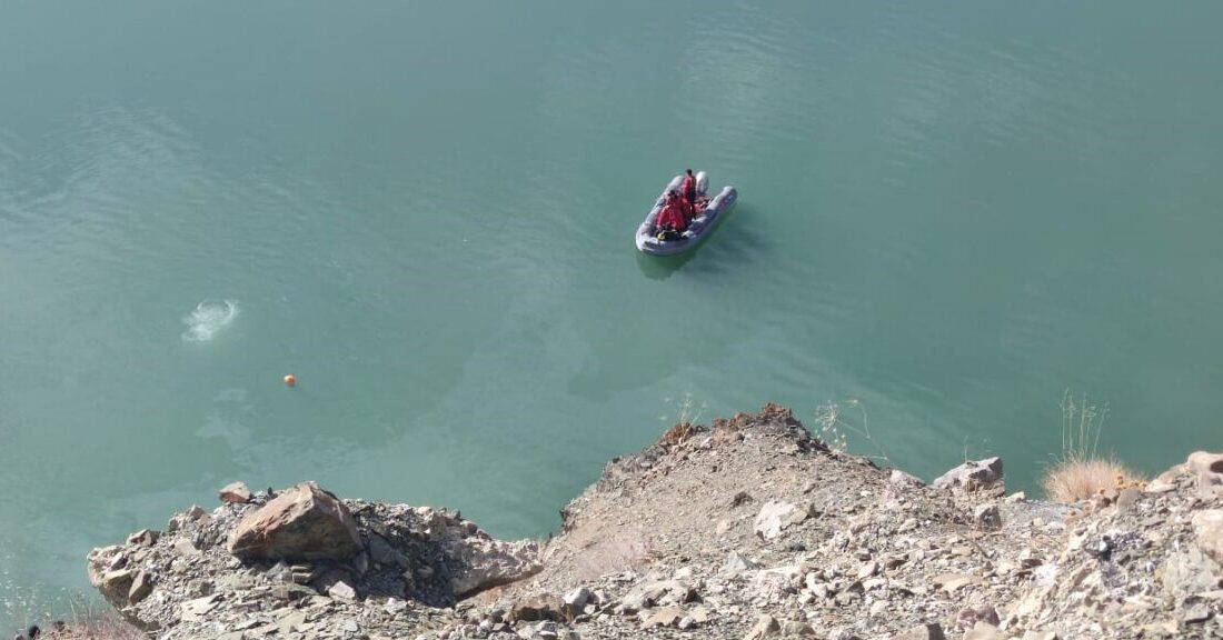 Van'ın Gürpınar ilçesinde kontrolden çıkan otomobil, Zernek Barajı'na düştü. Kazada