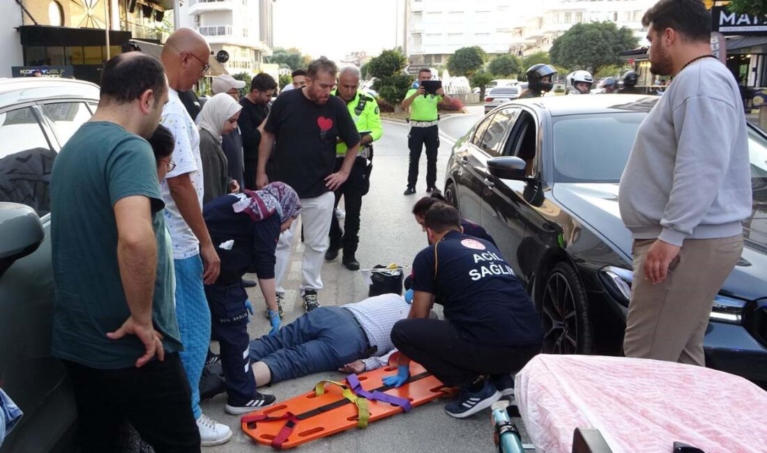 Antalya'nın Manavgat ilçesinde, Mustafa A. yönetimindeki otomobil, yolun karşısına geçmeye