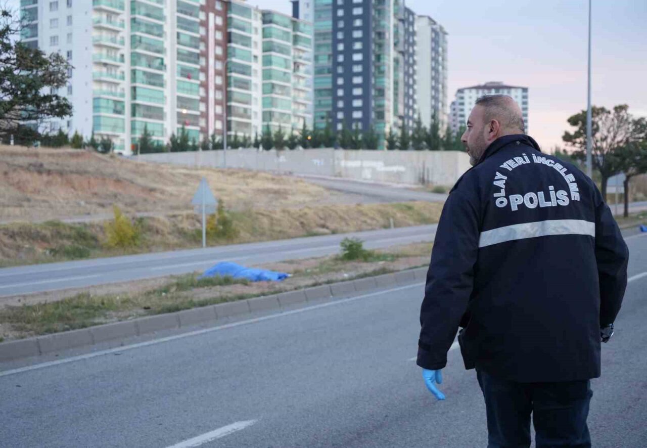 Kırıkkale'de sabah saatlerinde D-765 karayolunda, S.Ş. yönetimindeki otomobil, karşıya geçmeye