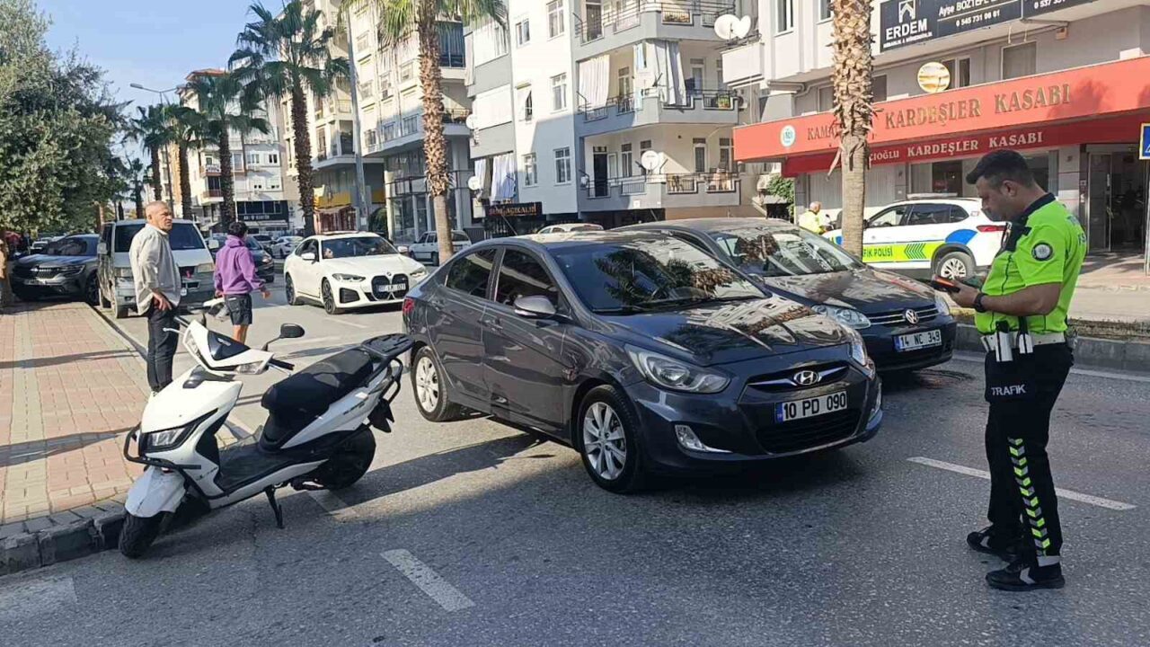 Manavgat’ta Motosiklet Sürücüsü Otomobile Çarparak Yaralandı