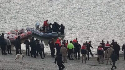 Van’ın Gürpınar ilçesinde meydana gelen kazada, kontrolden çıkan otomobil Zernek