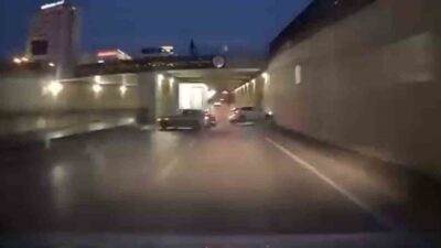 Adana'nın Yüreğir ilçesinde, hızla seyreden bir sürücü makas atarken kontrolünü