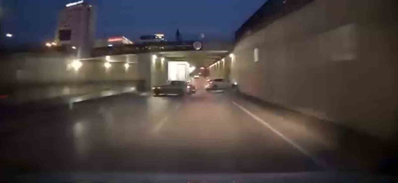 Adana’da Tehlikeli Makas Atan Sürücü Kontrolden Çıktı, Kaza Anı Kameralara Yansıdı