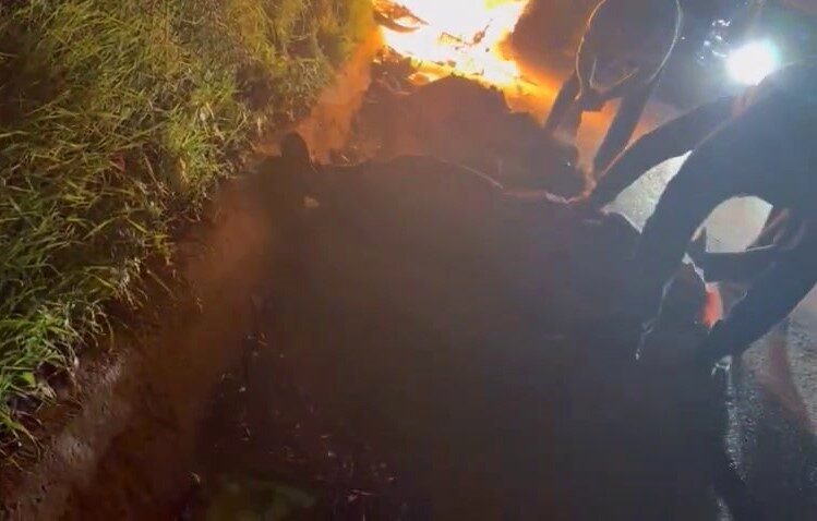 Sapanca’da otomobil ile motosikletin çarpışması sonucu 1 ağır yaralı, motosiklet ise alev aldı. Sakarya'nın Sapanca ilçesinde otomobil ve motosikletin çarpışması sonucunda 1’i ağır