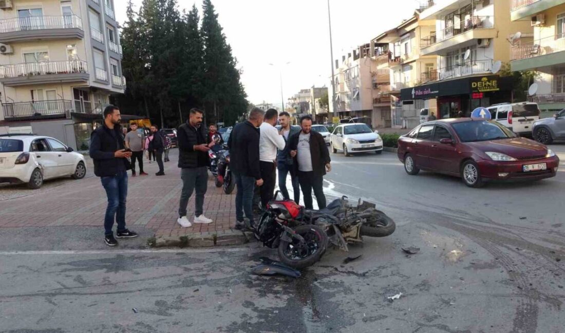 Antalya'nın Manavgat ilçesinde motosiklet ve otomobil çarpışması sonucu O.G. yaralandı.