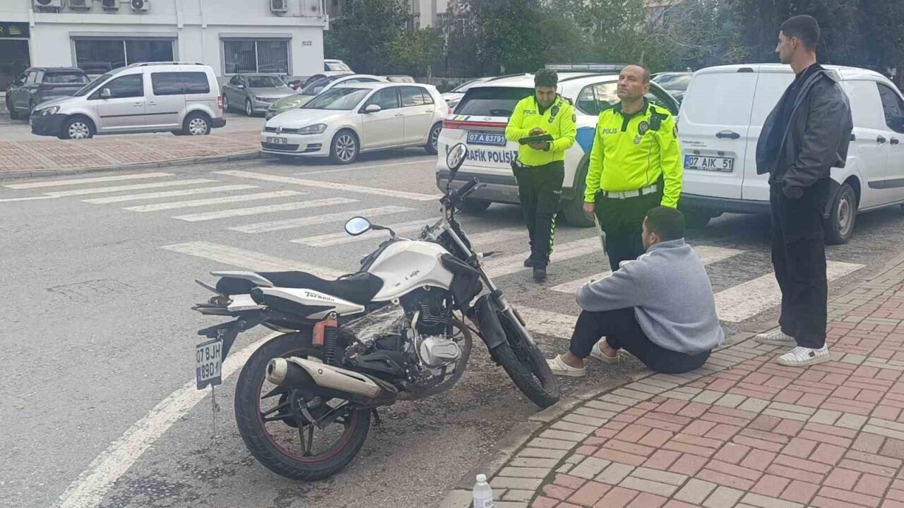 Manavgat’ta Motosiklet ile Araç Çarpıştı, Yaralı Sürücü Tedavi Olmayı Reddetti
