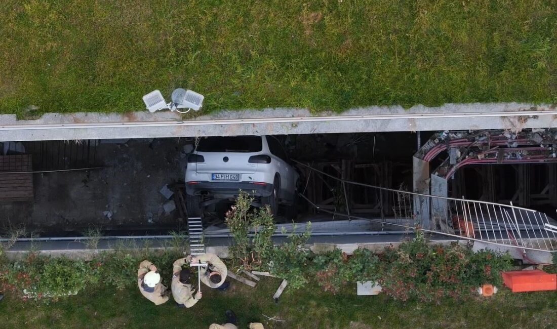 İstanbul Bahçelievler'de, bir kadın sürücünün otoparktan çıkarken direksiyon hakimiyetini kaybedip