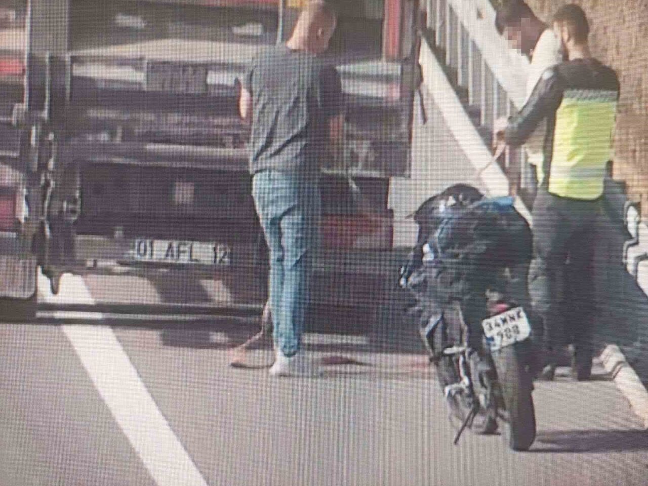 Ankara-Niğde Otoyolu'nda, benzin tüketimi nedeniyle bir motosiklet, kamyonla çekildi. Jandarma