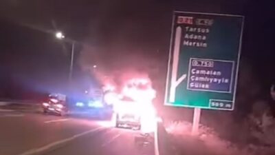 Adana'da seyir halindeki bir otomobilde çıkan yangın, aracı kullanılamaz hale