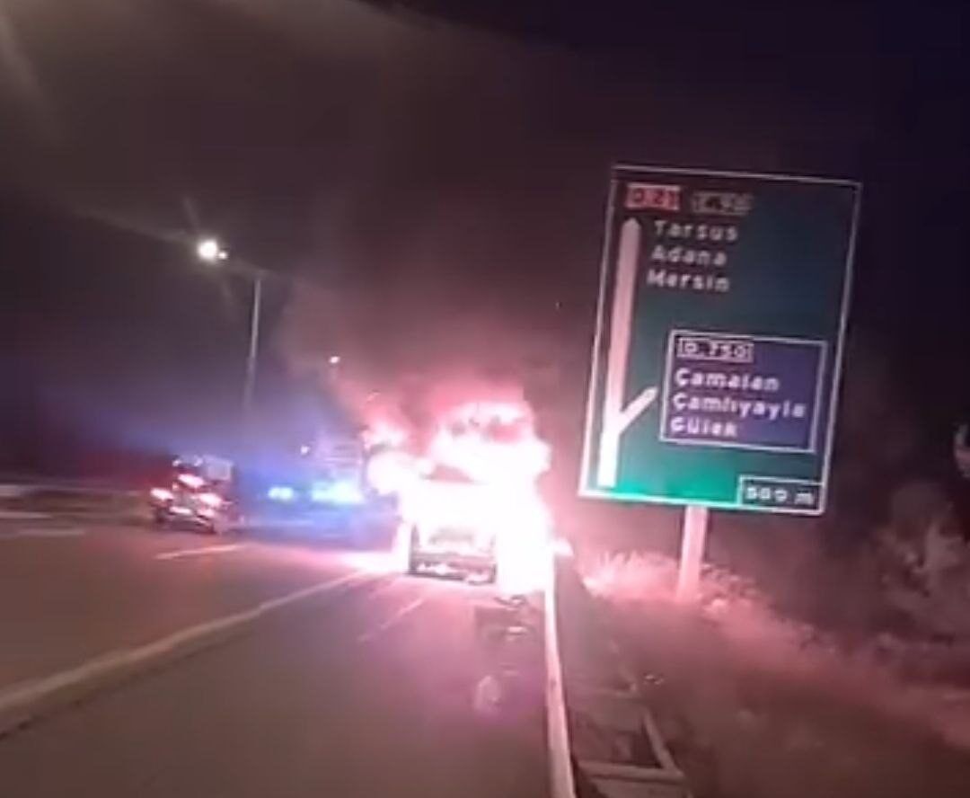 Adana’da Seyir Halindeyken Alev Alan Otomobil Kullanılamaz Hale Geldi