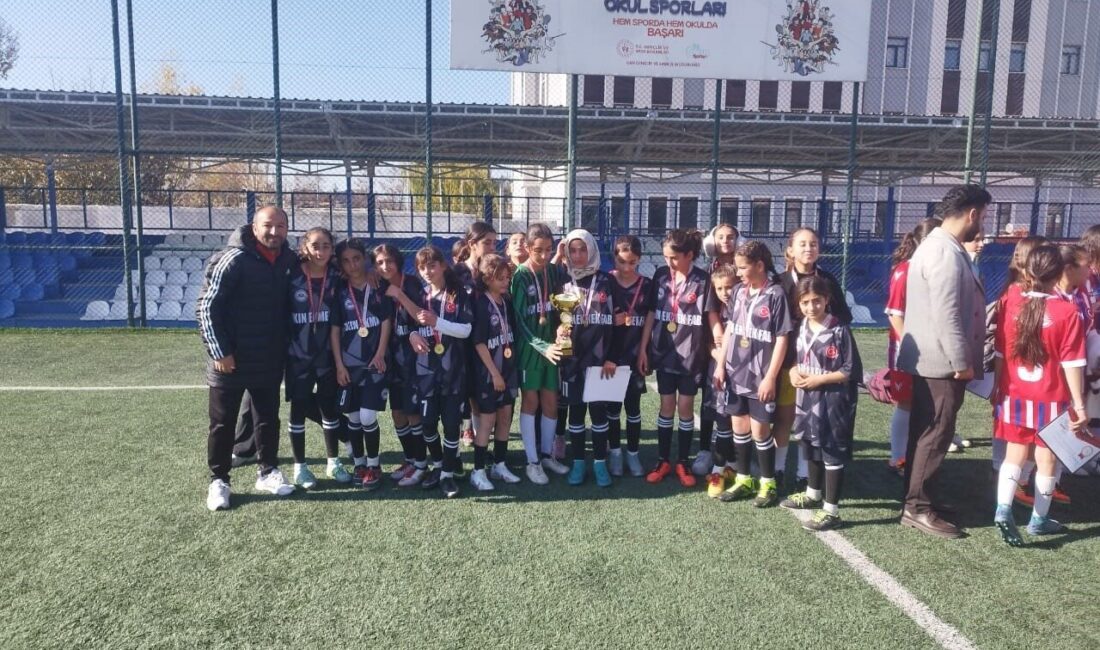 Özalp Yatılı Bölge Okulu Kız Takımı, Yıldız Kızlar Futbol Müsabakalarında Şampiyonluk İldaki İlkleriyle Taçlandırdı Van'da düzenlenen Okul Sporları Yıldız Kızlar Futbol Müsabakalarında Özalp Yatılı