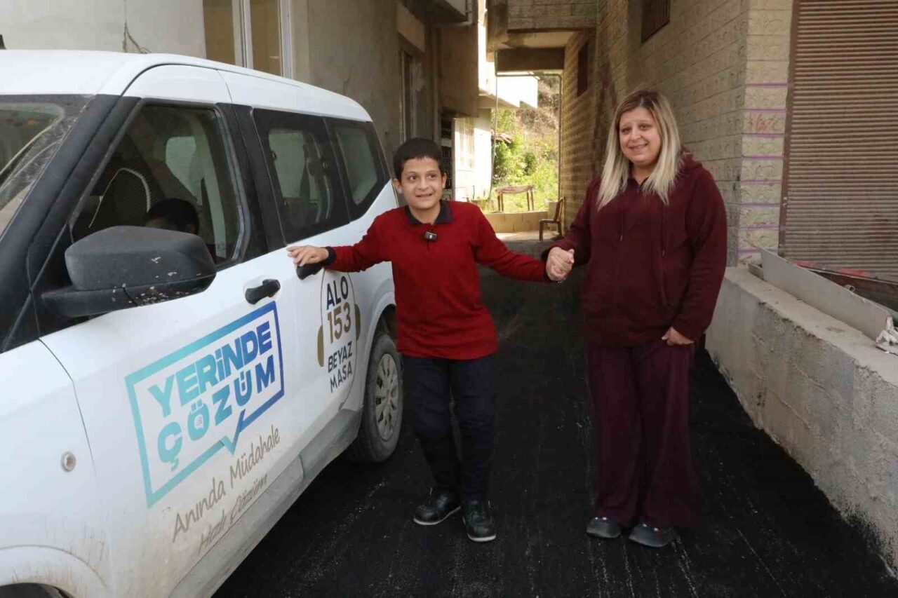 Hatay Büyükşehir Belediyesi, özel gereksinimli Sebahattin Delioğlu'nun yaşadığı sokağın asfaltlanmasıyla