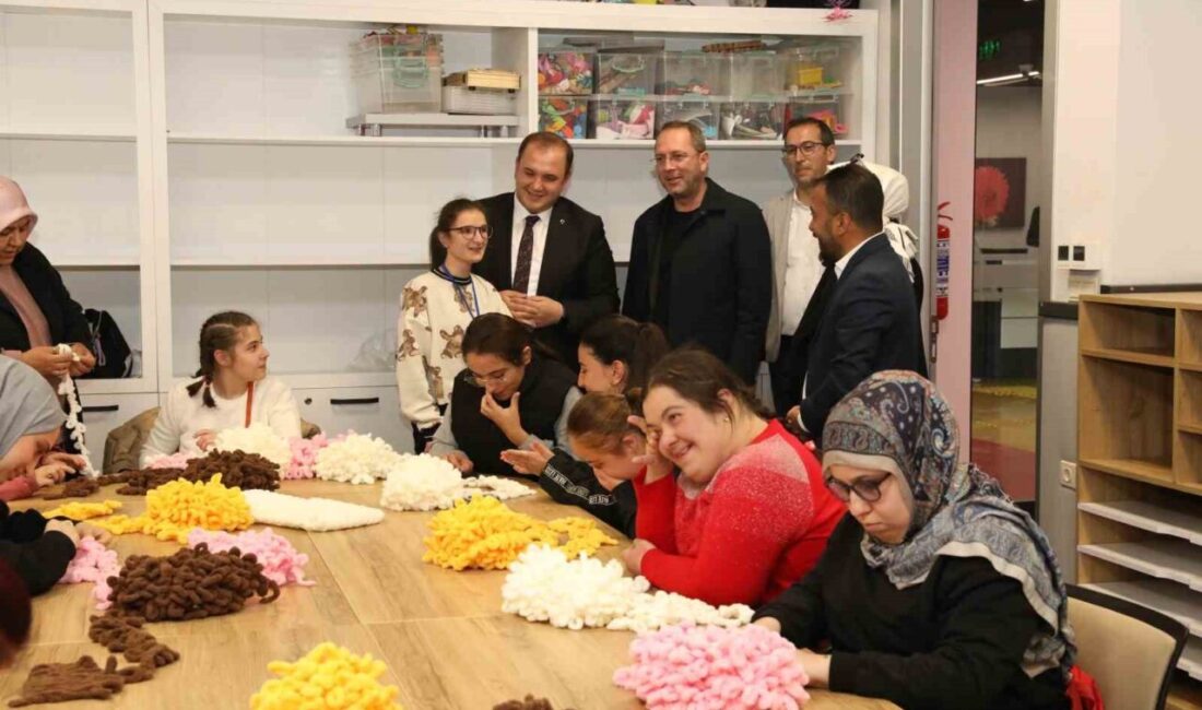 Kayseri Büyükşehir Belediyesi'nin desteklediği "Sevgi Örüyoruz" etkinliğinde, Besime Özderici Engelsiz