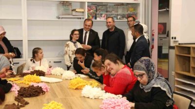 Kayseri Büyükşehir Belediyesi'nin desteklediği "Sevgi Örüyoruz" etkinliğinde, Besime Özderici Engelsiz